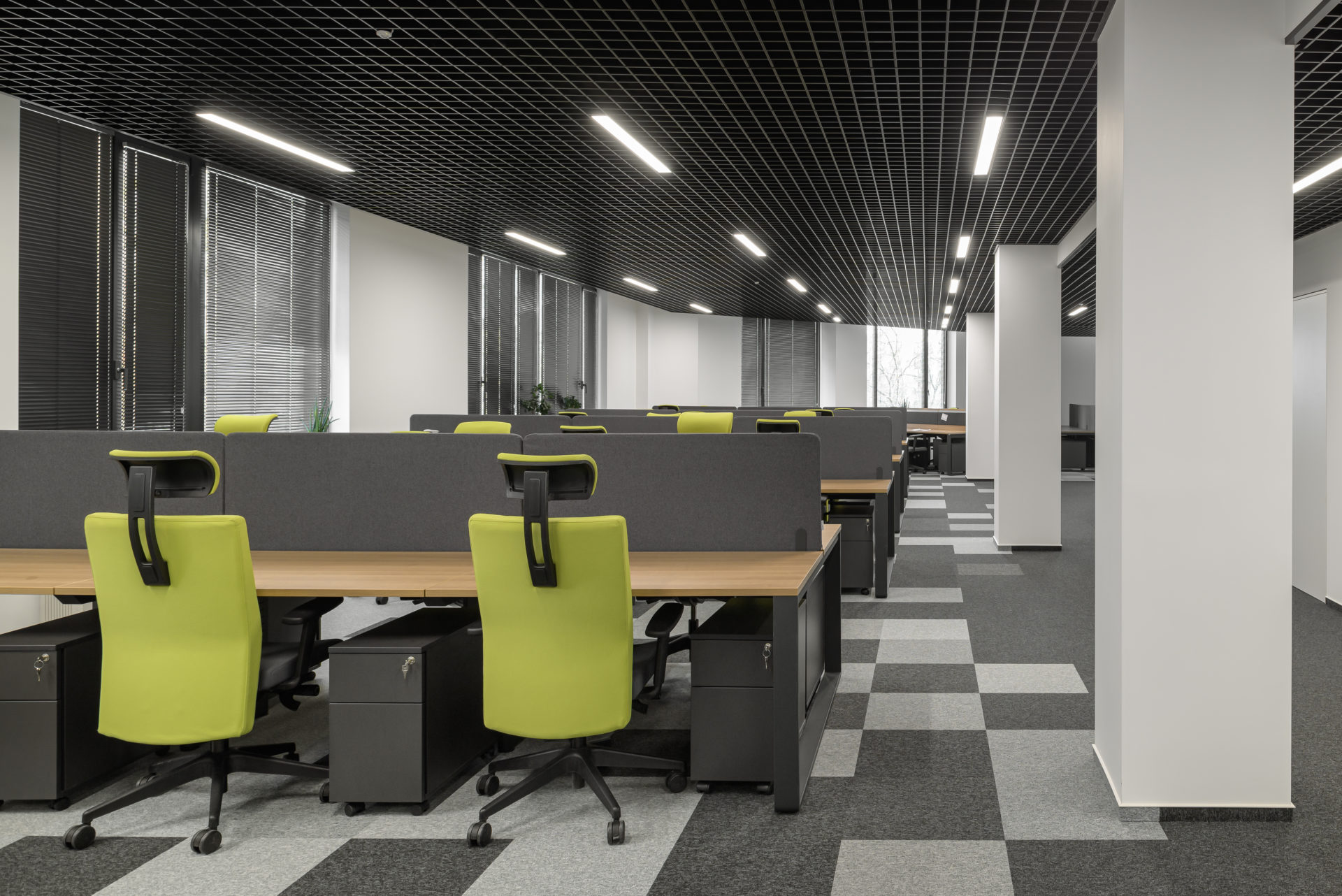 Projekt nowoczesnych, przestronnych biur zlokalizowanych we wrocławskim biurowcu.