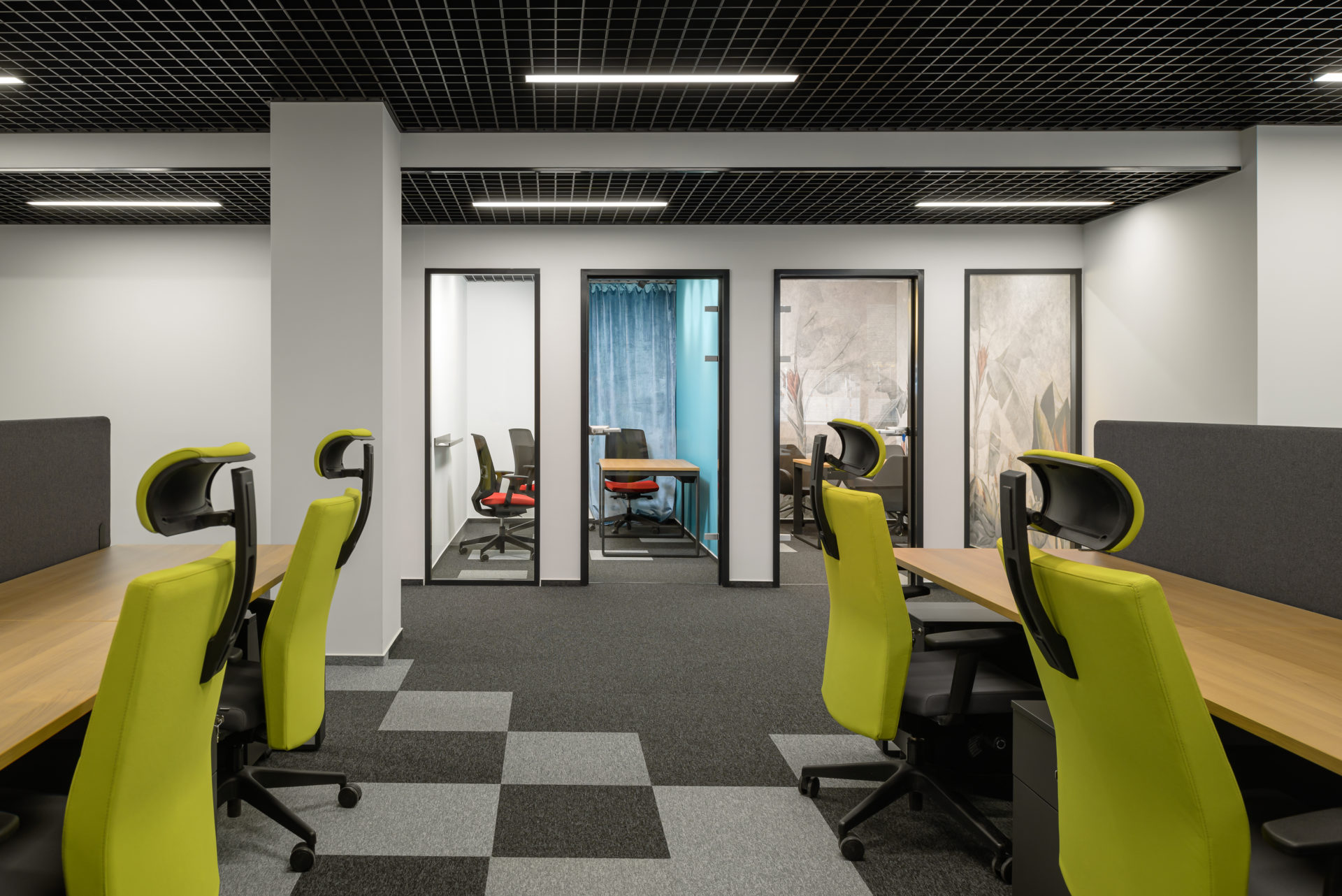 Projekt przestrzeni biurowych z przestrzenią open space oraz wydzielonymi niewielkimi przestrzeniami pracy indywidualnej.